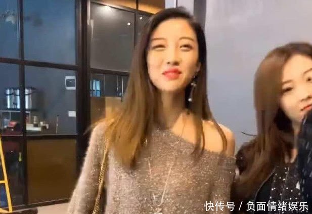 美女穿“光腿裤”逛街,无意间成网络红人,腿被网友称标准火腿
