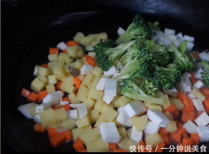 早餐最新吃法,婆婆做的蔬菜饼,比馒头松软香甜