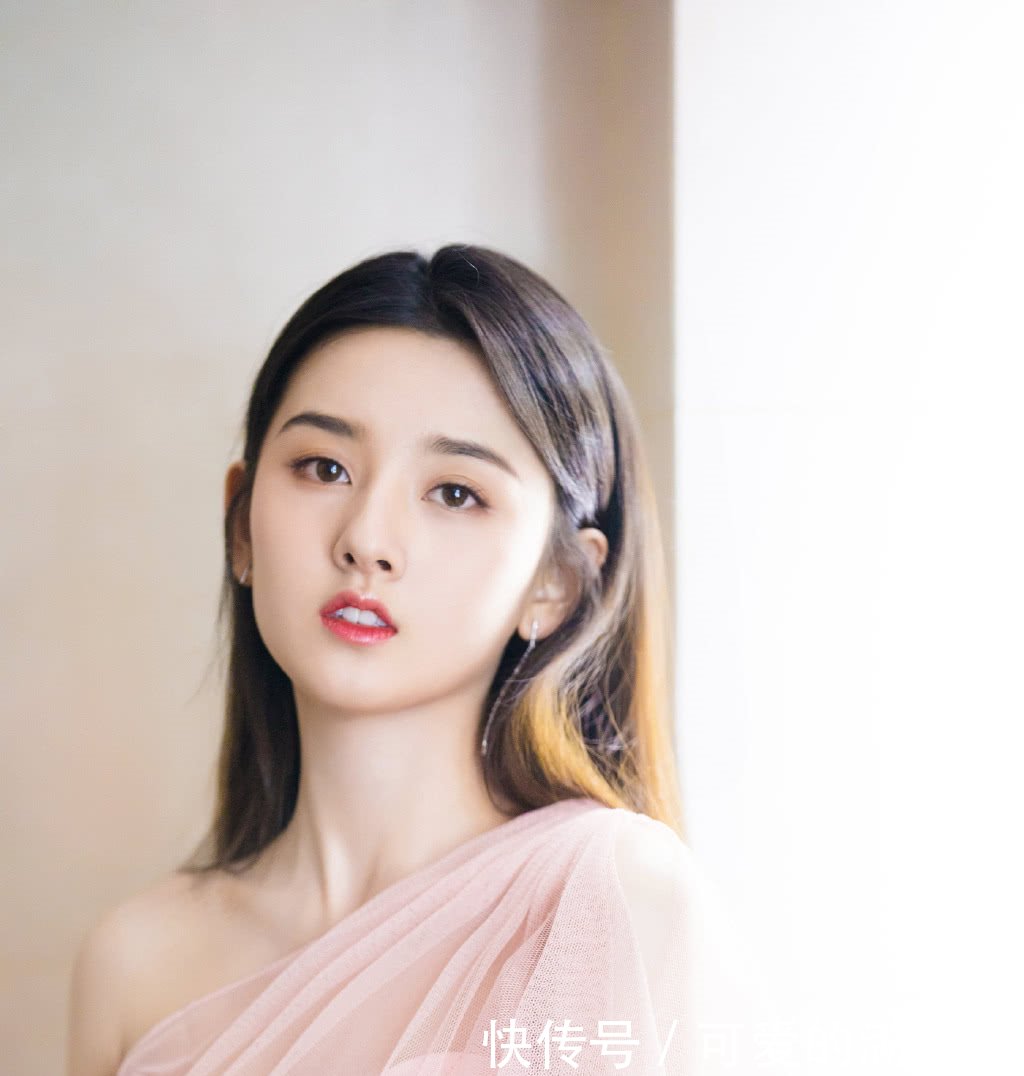 宋祖儿到底有多瘦斜肩裙裹得腰只有巴掌那么大