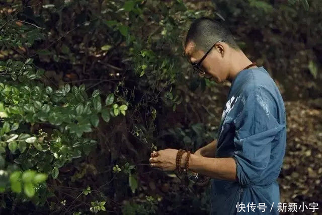 老人卖菜被骗钱,小伙救济百元,回村一看才知躲过一劫