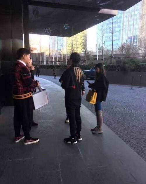 酒店门口偶遇王思聪豆得儿,网友:有钱还那么土