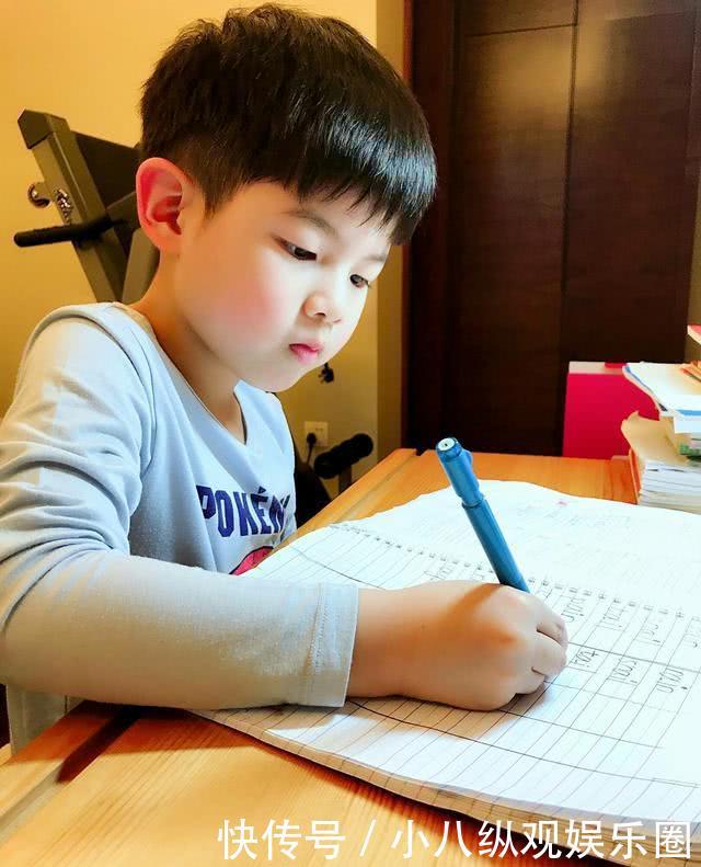 对于很多结了婚生了娃的明星来说,晒娃已经是一种生活的常态,谁家有这么可爱的孩子不愿意让大家看到,不愿意让大家喜欢呢? 六月十日晚上胡可晒出一个安吉洗衣服的视频,并且配了大段的文字抒发自己的感想,可能妈妈对于安吉洗衣服这件事情特别有感触吧!这么懂事的安吉宝宝怎么不让你怜惜喜欢呢? 视频里的安吉上身穿着豹纹的衣服,下身套着一个波点的短裤,胡可妈妈也吐槽他的穿着,说这样的时尚感还是别具一格呢。这种混搭风当然阻挡不了我们东北宋仲基的颜值和魅力呀。 不得不说,安吉宝贝这衣服洗的也是有模有样啊,一收一放之间动作自