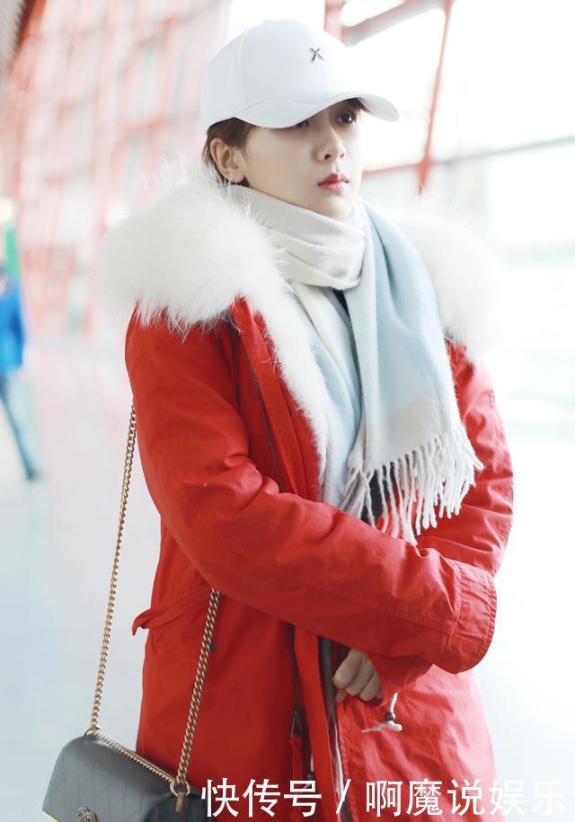 杨紫身穿大红色羽绒服走机场,时髦亮眼抓拍图