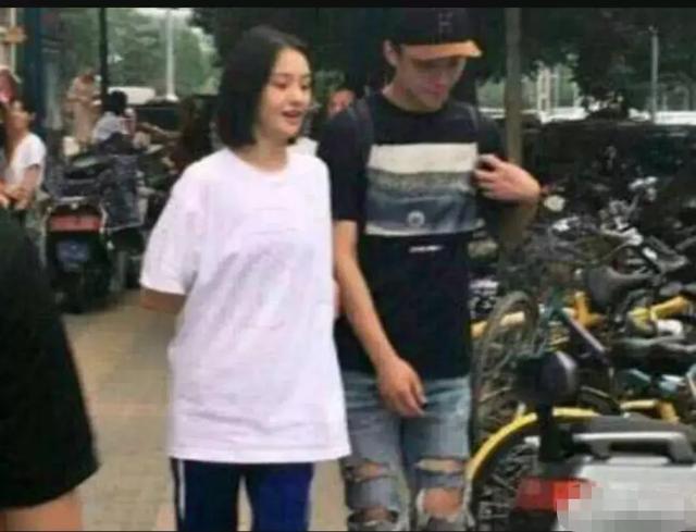 郑爽力撑素材张恒没有吃软饭,从男友到v素材都库视频制作言辞图片