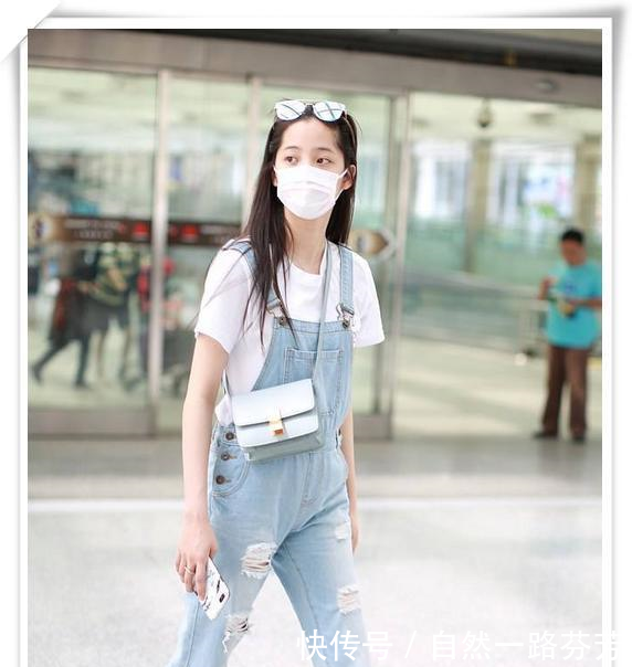 欧阳娜娜穿超短裙,腿是长了几公分,可一坐下就