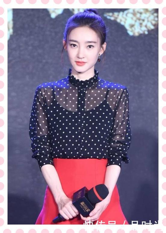 王丽坤和辛芷蕾仅相差一岁,同穿波点裙,网友:这