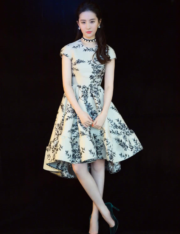 刘亦菲亮相活动,上半身下垂得太严重了,网友:气