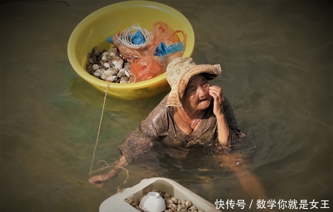 85岁老太每天泡海水里工作数小时,只为赚钱养活61岁患病养女 og视讯