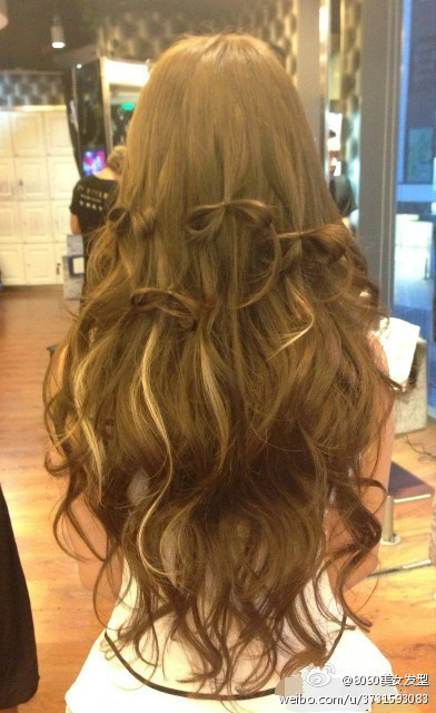 求解下面的小<em>蝴蝶结发型</em>的步骤?_360问答