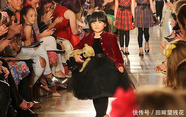 李湘晒女儿与刘欢合影,王诗龄的音乐启蒙教育