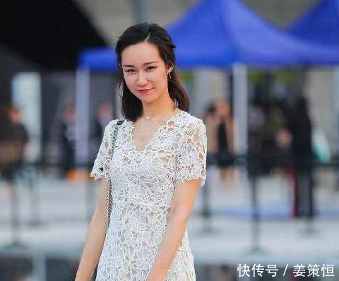 上身穿着吊带上衣, 下面搭配紧身牛仔裤, 很时尚