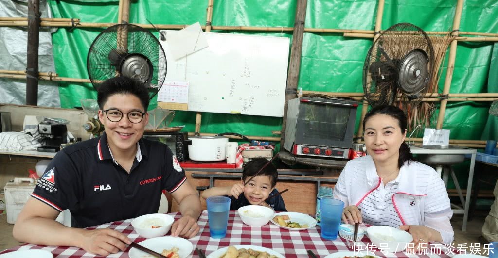 郭晶晶被曝怀三胎,霍启刚挂电话不回应,半月前