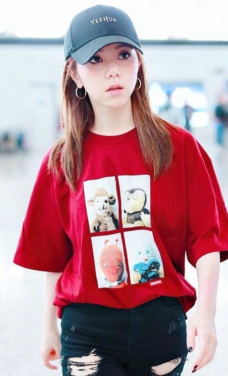 邓紫棋不过穿条破洞裤,就变竹竿腿,难怪富二代