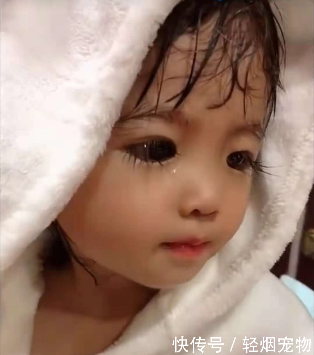抖音最美女孩照片遭疯传,长睫毛逆天,网友:抬