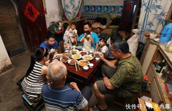 第一次去男友家,给婆婆买金手镯,吃完饭我要回