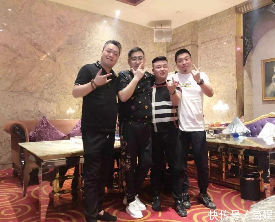 YY鹰团众神豪在京聚会并合影,脾气最爆的新晋