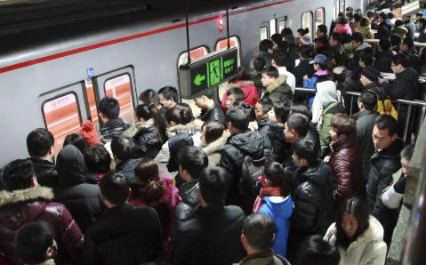 女孩在地铁上来大姨妈,阿姨扒了她的衣服,原