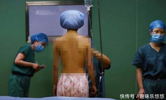 女孩去做隆胸手术，医生看到女孩胸前的纹身后，吓得急忙报警