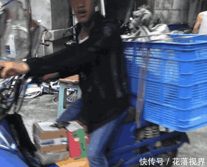 快递员取件时出门女客户,40分钟以后强暴继续女诱惑熟情趣图片