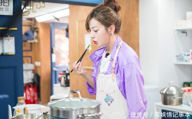 赵薇身穿浅紫色冲锋衣录制《中餐厅》 颜值回