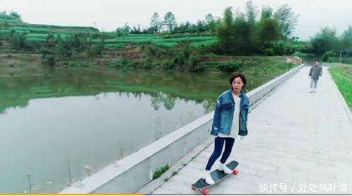 王珞丹跟刘宪华一起玩滑板超级帅,两人默契同