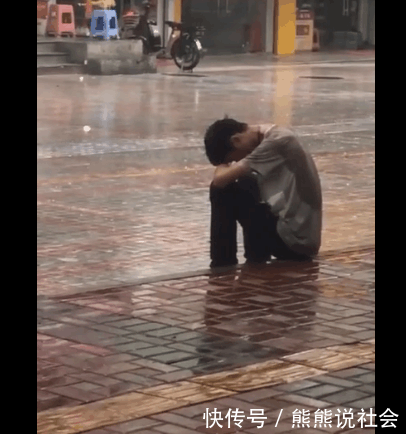 男子独自坐在雨中, 落寞的背影引起网友共鸣, 网