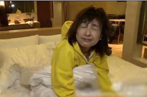 志玲姐姐真的太美了,刚起床就给人暴击,温柔的嗓音,轻薄的睡衣,性感