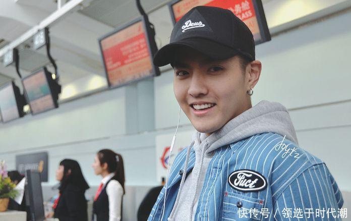 张嘉译腰病疑似加重 弓背驼腰现身机场 邋遢形