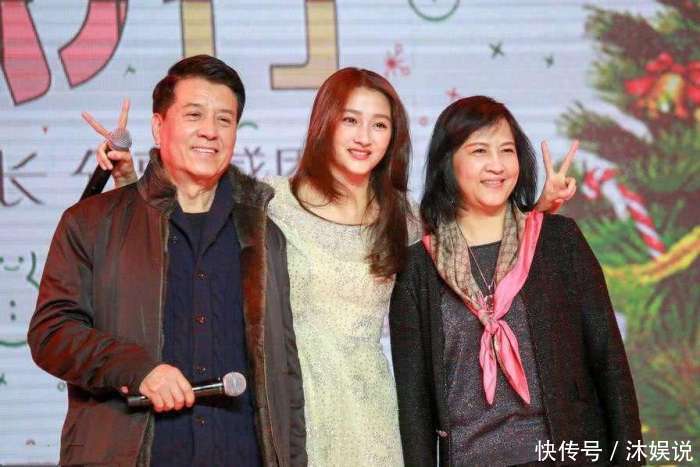 关晓彤获人民网力捧, 京圈格格身份呼之欲出, 一