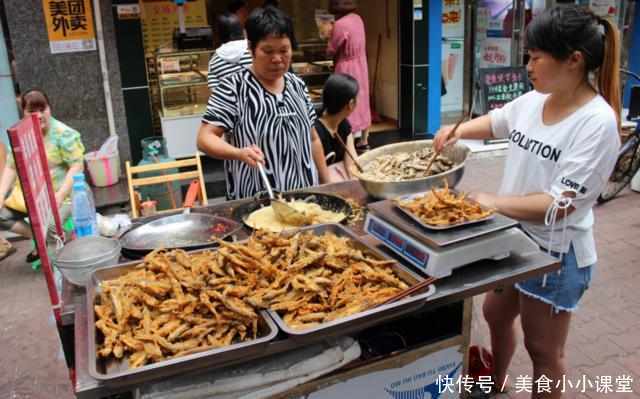 母女俩在街边靠摆摊卖自制小吃，月收入上万，一斤50块钱都有人要