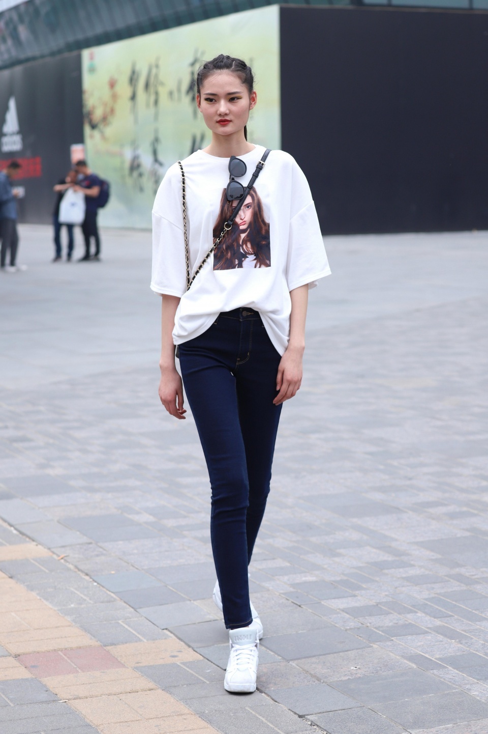 街拍:夏天来临,女孩们换上夏装,街头诠释最新时