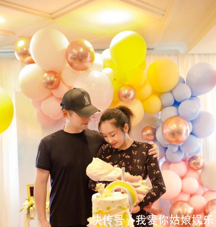 三个月内宝宝不宜竖抱! 严屹宽用背带背满月不