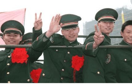 小伙当兵3年,退伍找工作被面试官嘲笑,推门进