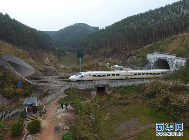 深山铁路守隧人