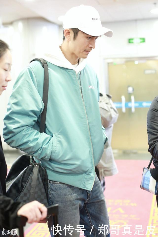 张云龙现身北京机场,浅色外套配上牛仔裤,这打