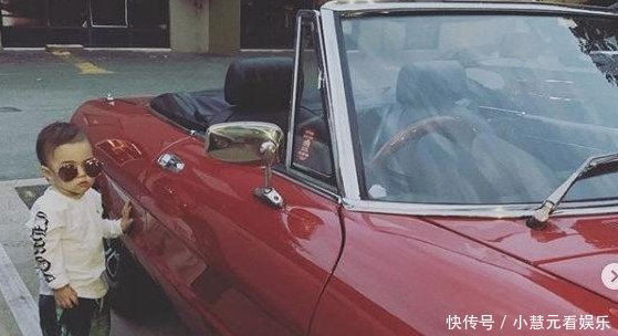 周董晒小小周萌照,戴墨镜站豪车旁,酷炫神似