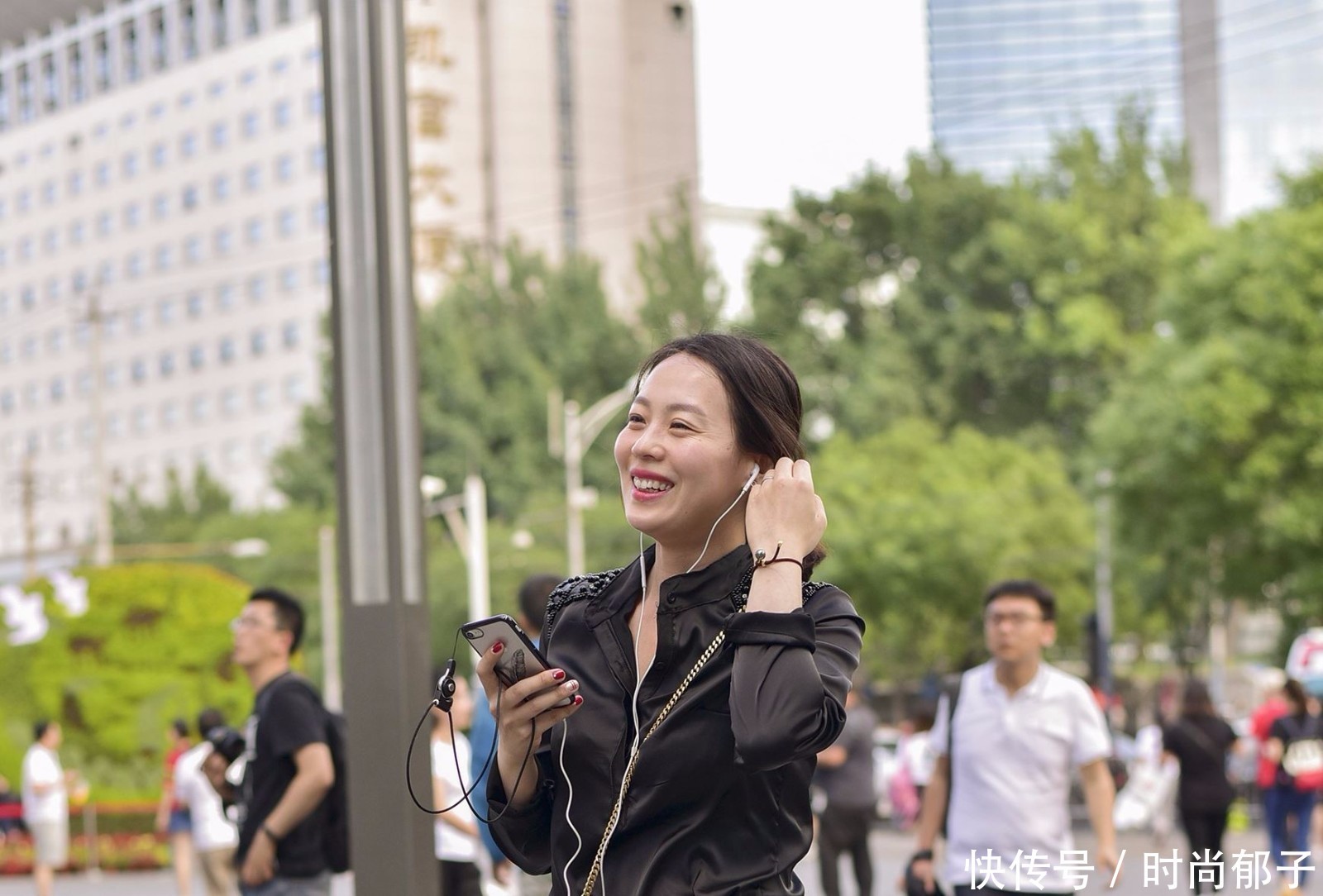 街拍黑丝皮裙的姐姐 可爱的上衣美女 路人目不