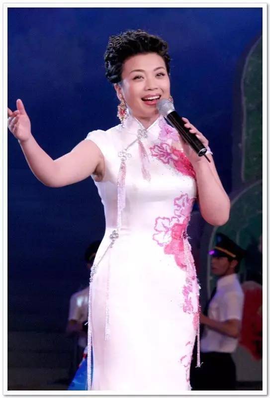 她22次登上春晚舞台，成为国家一级演员，如今50岁和香港知名导演传绯闻
