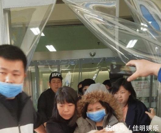 赵丽颖产后出院,冯绍峰全程用身体护送,撒红包