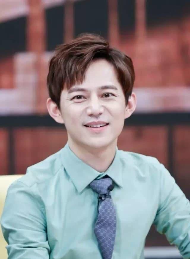 著名主持人工资曝光,汪涵年薪2140万排第二,何