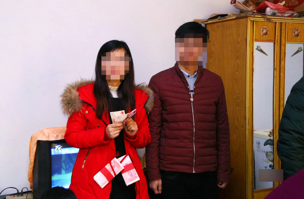农村提亲:10万彩礼现金挂脖子上“拴”媳妇