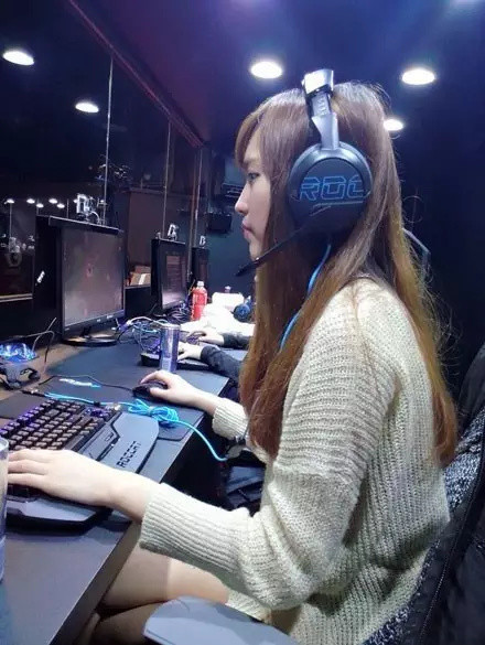 韩国美女主播米娜性感私照:胸上居然能站狗