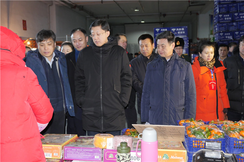 吉林市市长刘非实地检查节日市场供应和商贸企