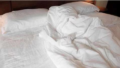 20岁美女和40男子合租,没想到竟发生这种事,网