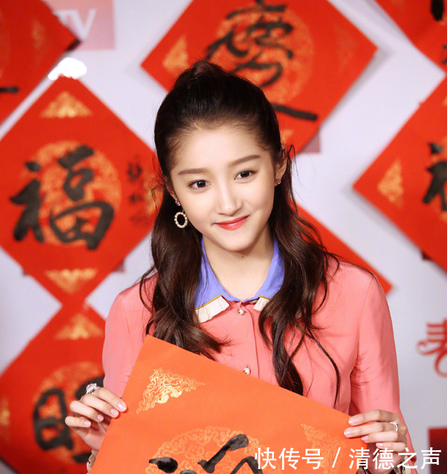 关晓彤新年弯腰写福字及自己的名字,调皮心大