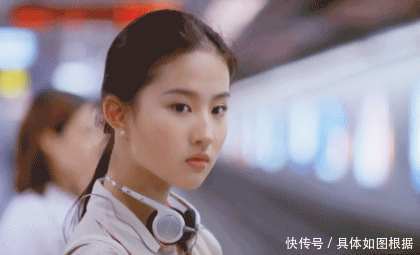17岁的刘亦菲清纯动人,网友:美是美了,就是眼睛