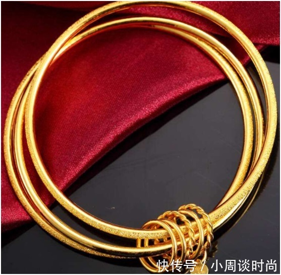 现在女性流行戴什么样金手镯?!