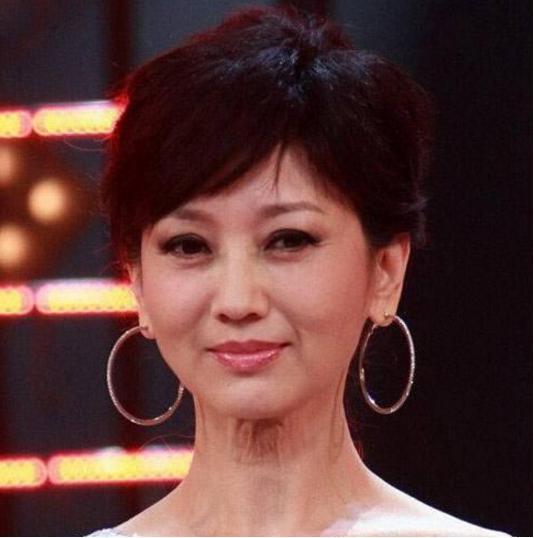 63岁赵雅芝素颜照罕见曝光,63岁还这样已经很美了
