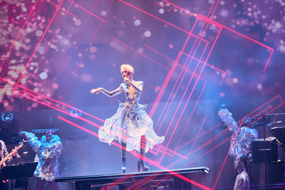 新发型帅炸!杨千嬅演唱会重温经典燃爆红馆