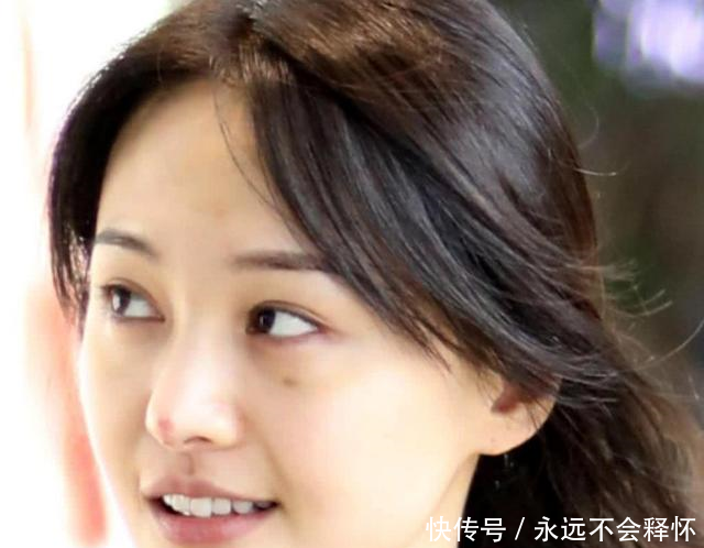 郑爽现身机场放戒备没带口罩墨镜,素颜憔悴鼻